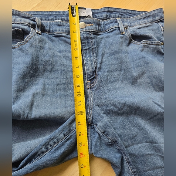 Lane Bryant Mid Rise Girlfriend Crop Jeans Size 22 - Picture 7 of 10